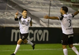 Liberto Beltrán celebra el primero de sus dos tantos ante el Alcoyano.