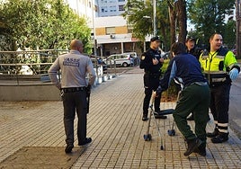 El procesado usa un andador para desplazarse. En la imagen, su llegada a los juzgados.