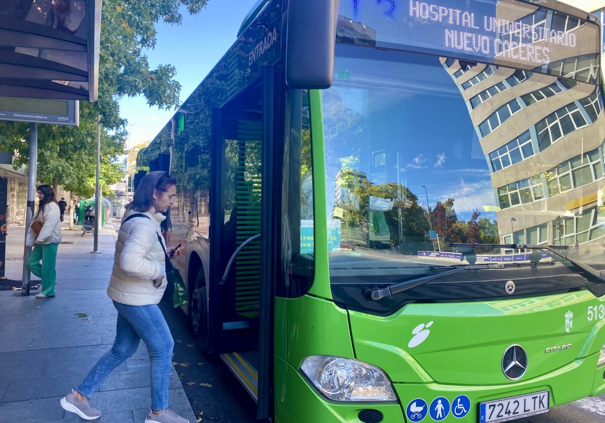 Una usuaria se se dispone a montarse este lunes en el bus de la línea 3 en la avenida Clara Campoamor de Cacéres.