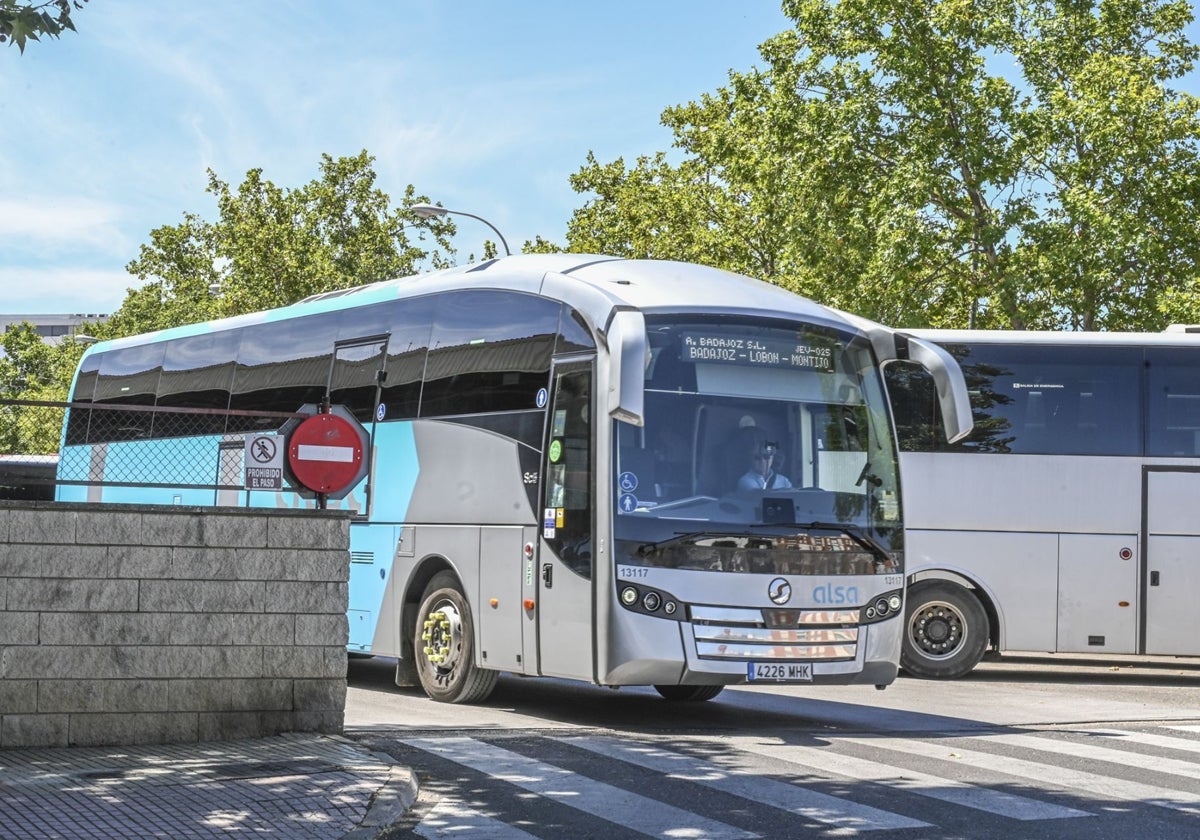 Un conductor de autobús saliendo de la estación en Badajoz este verano.