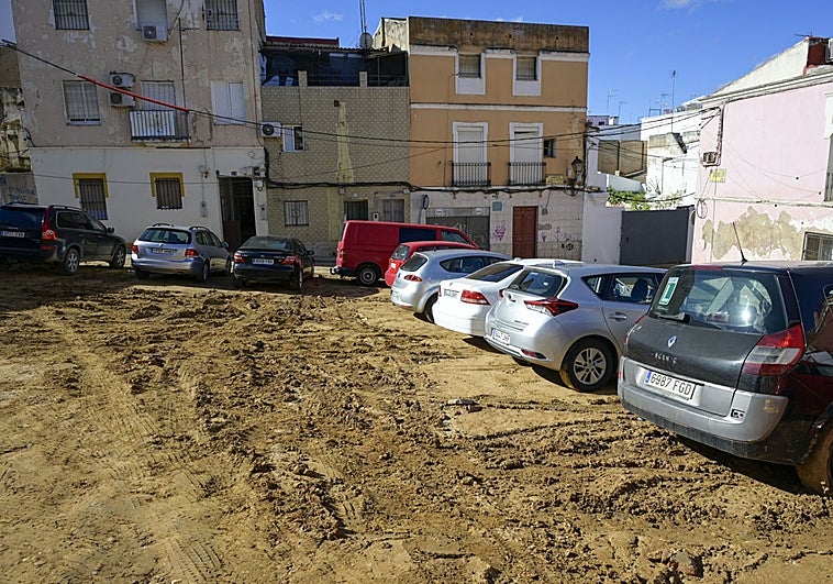 Las marcas que dejaron los coches atrapados en el barrio que tuvieron que empujar para sacar del parking.