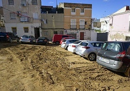 Las marcas que dejaron los coches atrapados en el barrio que tuvieron que empujar para sacar del parking.