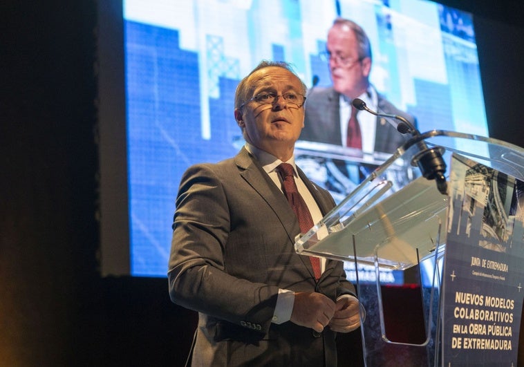 El consejero de Infraestructuras, Manuel Martín Castizo, durante el foro celebrado este lunes en Cáceres.