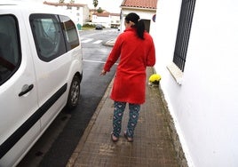 Una vecina indica el lugar donde se encontró el cadáver de José María.