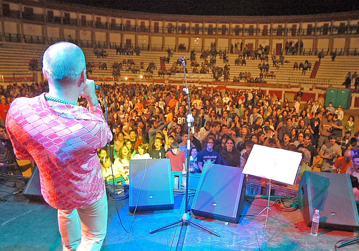 El vocalista de The Funkenteins, en una actuación en la plaza de toros de Cáceres en 2007.