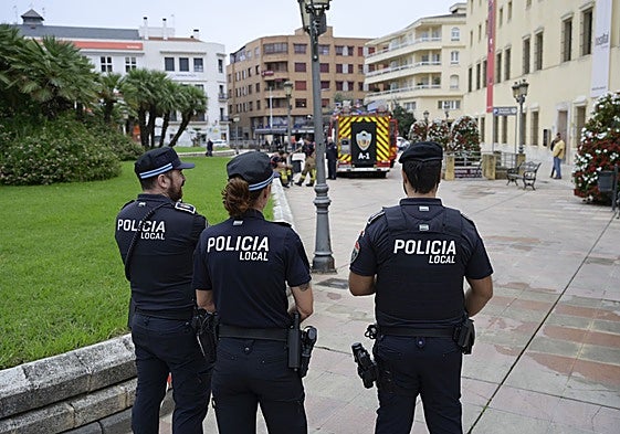 Agentes de la Policía Local durante el dispositivo por el incendio del parking de San Atón el 4 de octubre.