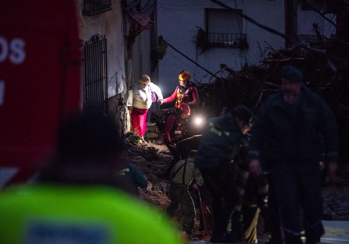 30 personas se han quedado atrapadas en sus viviendas en el centro de Letur, en el entorno de la Plaza del Ayuntamiento, por la riada