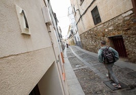 A la izquierda de la imagen, numeración original de la calle en una de las casas de Caleros.