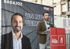 Ricardo Cabezas, durante un acto electoral en la campaña de las últimas municipales en Badajoz.