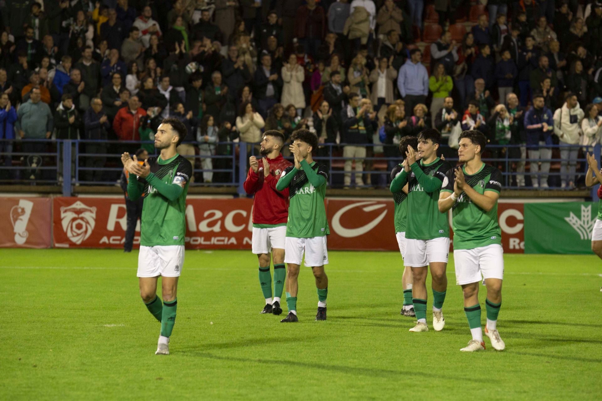Fotos | El Betis golea al Gévora en el Francisco de la Hera