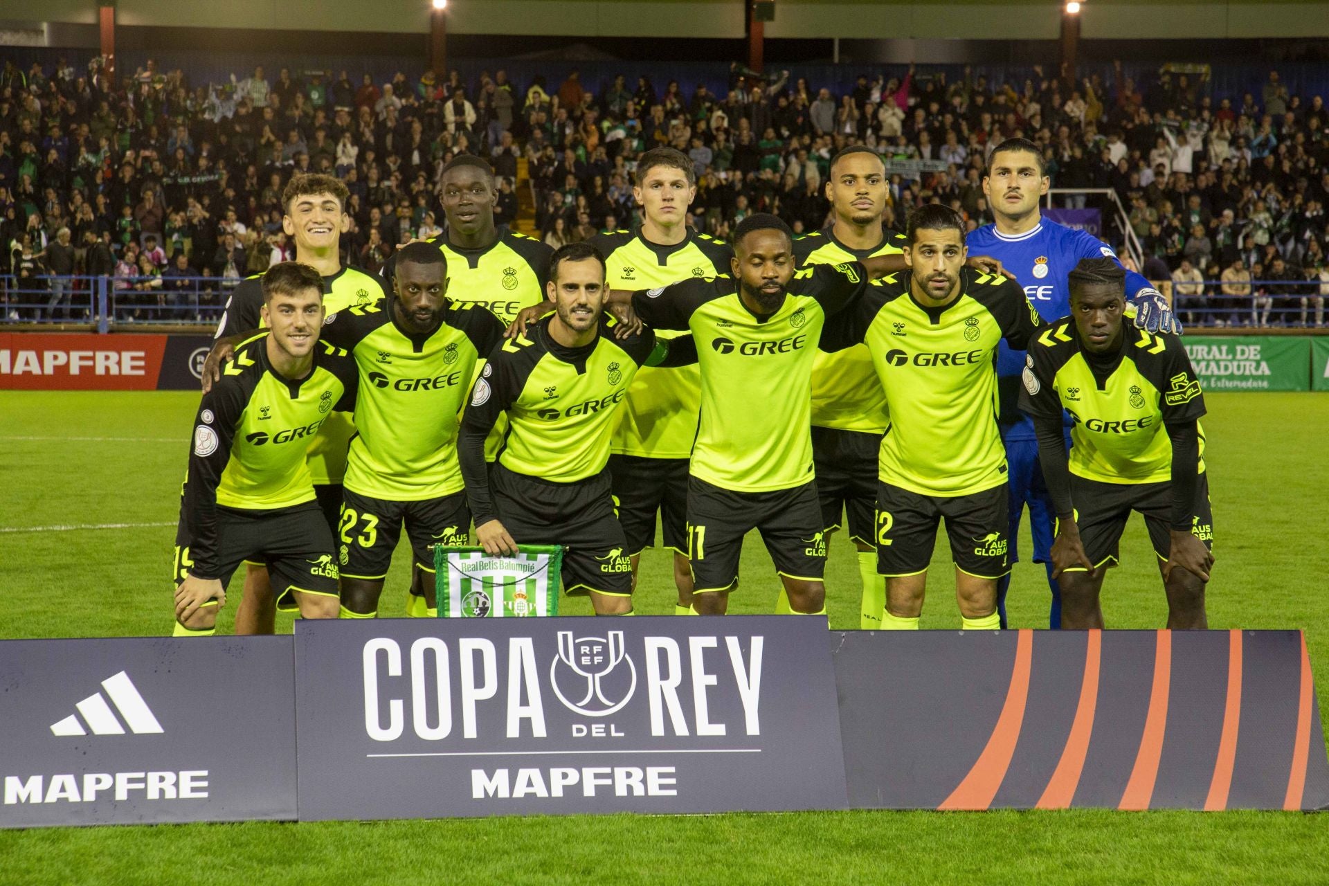 Fotos | El Betis golea al Gévora en el Francisco de la Hera
