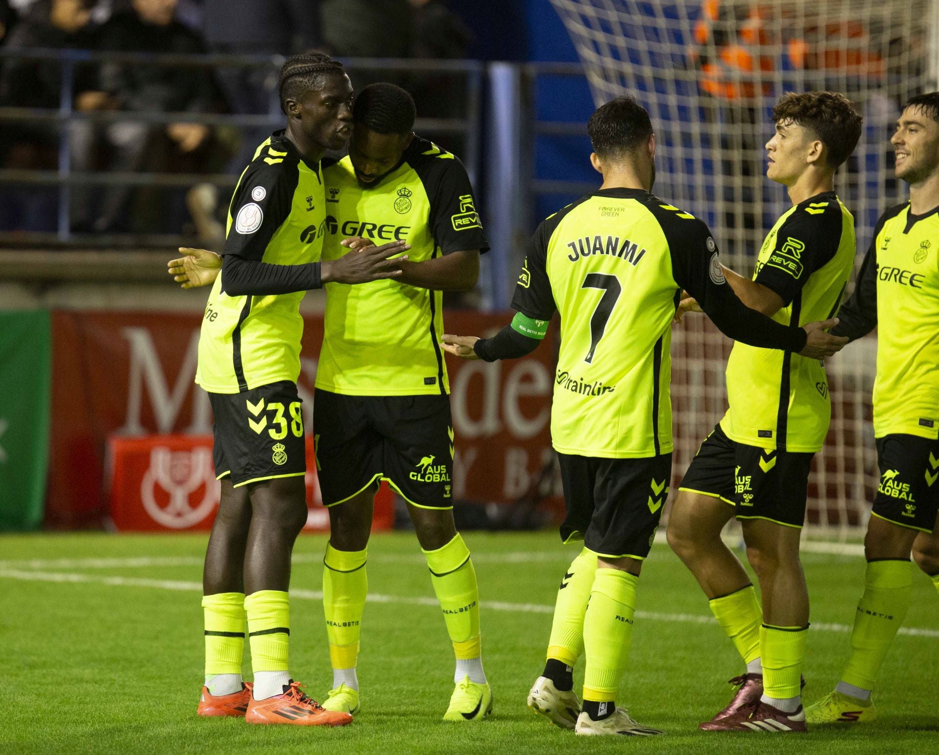 Fotos | El Betis golea al Gévora en el Francisco de la Hera
