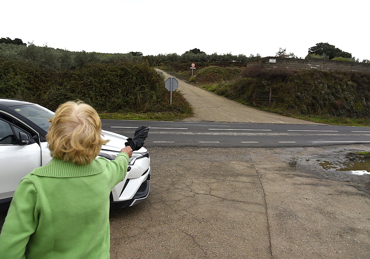 Una vecina señala desde dónde vigiló Marcelo M. el puesto de aceitunas.