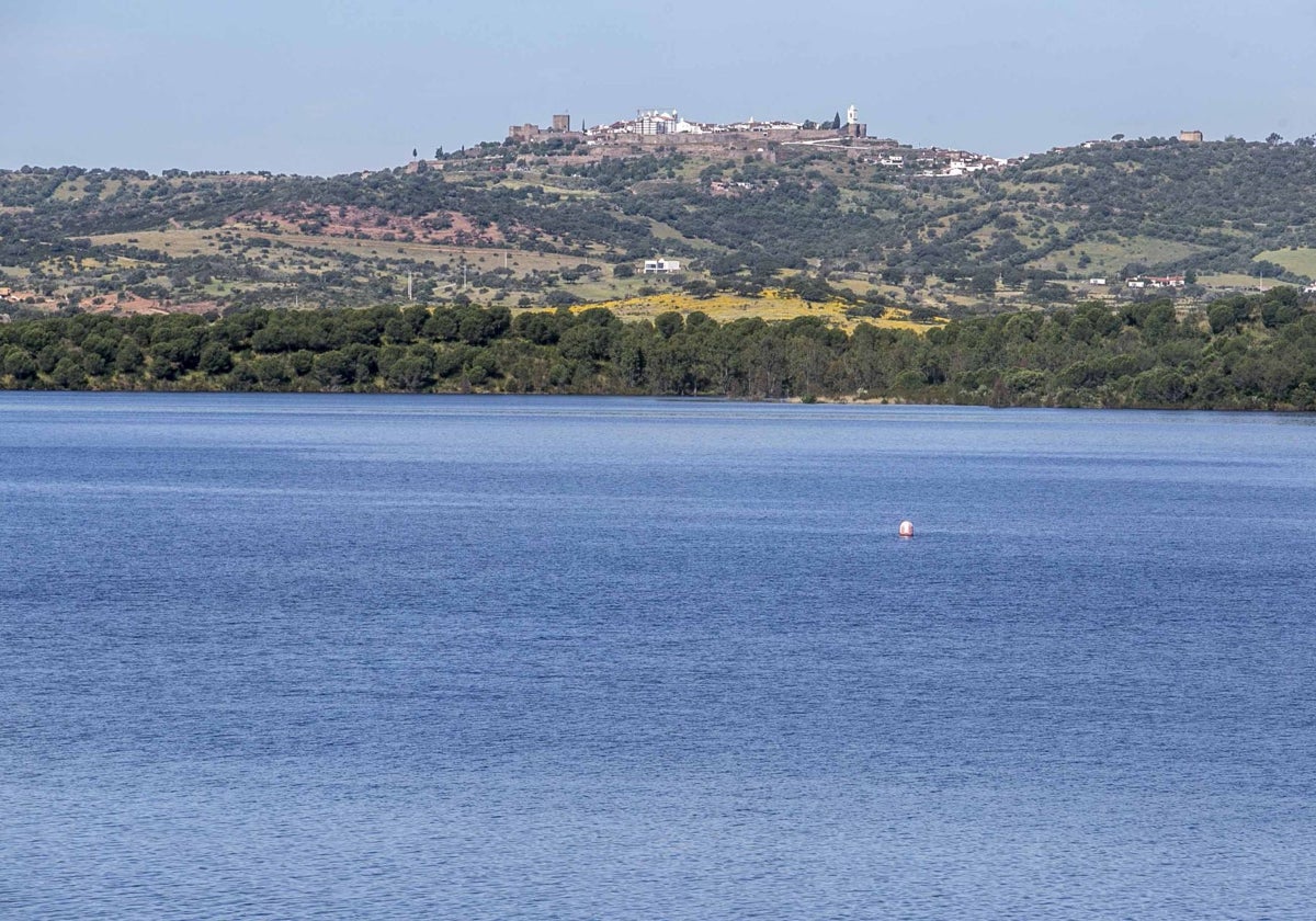 Al fondo, el pueblo de Monsaraz, en Portugal. La foto está realizada sobre la orilla del embalse de Alqueva en Villanueva del Fresno.