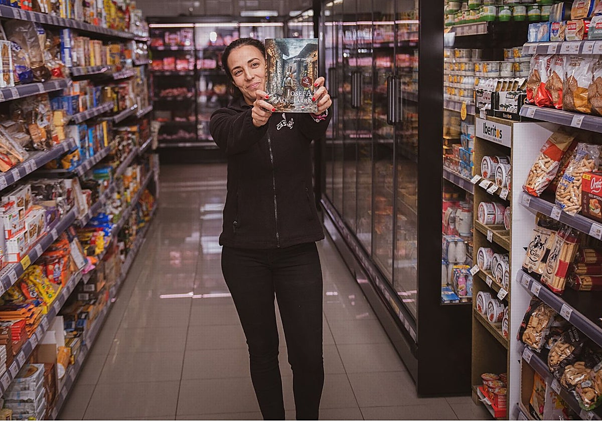 Mary Jiménez, con su novela ganadora del premio de la editorial Círculo Rojo de este año, en una de las tiendas Castaño-Covirán, de Santa Marta de los Barros.