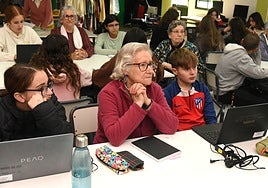 Mayores y alumnos de primero de la ESO juntos en clase en el Instituto Jaranda.
