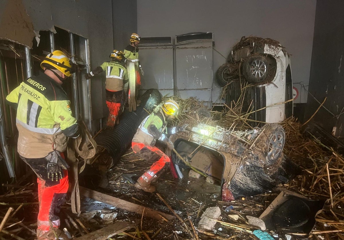 Bomberos pacenses trabajan en las labores de retirada de vehículos en la zona de la DANA.