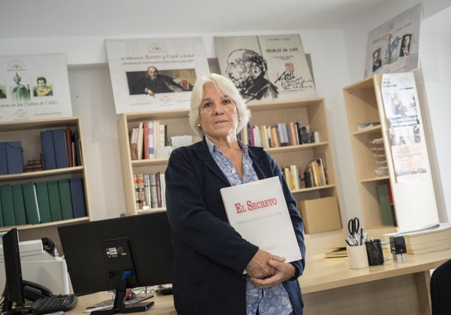 Matilde Muro Castillo con el libro 'El Secreto', editado por la UBEx.