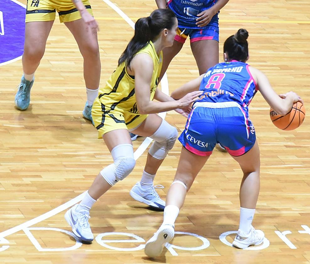 Ángela Jiménez, con el dorsal 7, antes de desvanecerse.