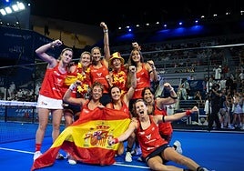 Paula Josemaría celebra con sus compañeras el título mundial.
