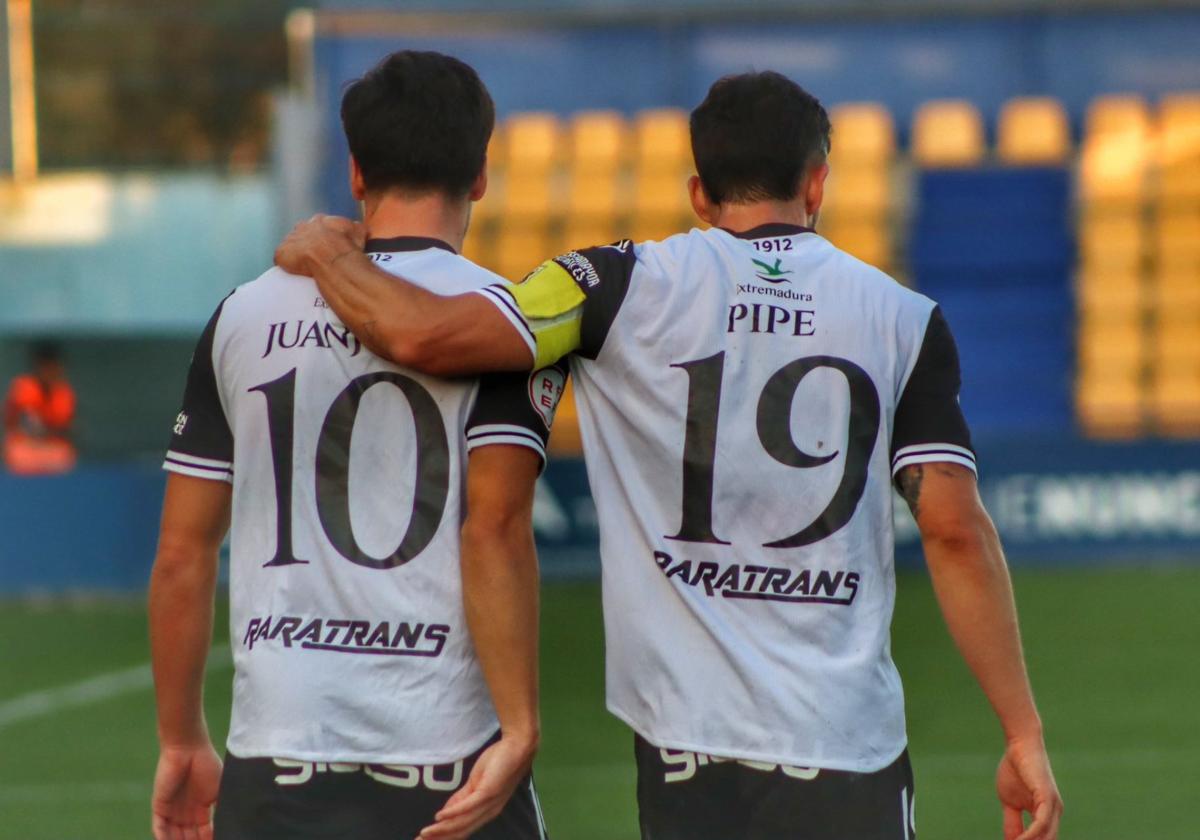 Juanjo y Felipe Alfonso caminan cabizbajos en el estadio Santo Domingo de Alcorcón.