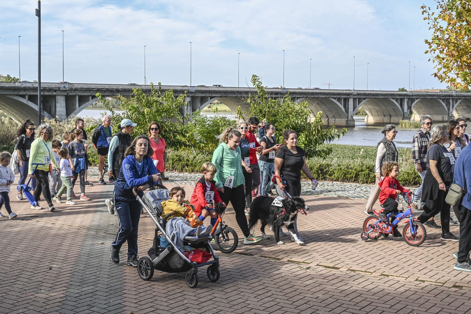Fotos | Badajoz se solidariza corriendo con los afectados por la DANA