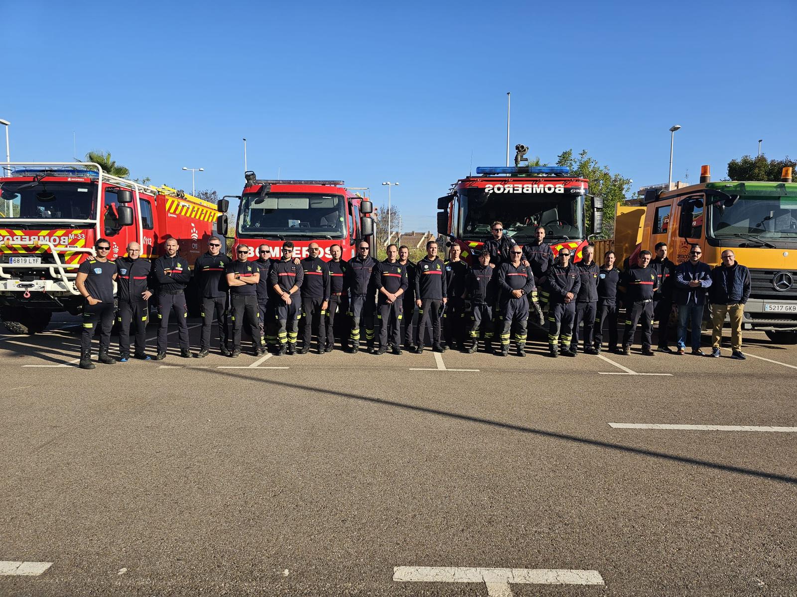 Los 22 bomberos parten desde Extremadura hacia Valencia.
