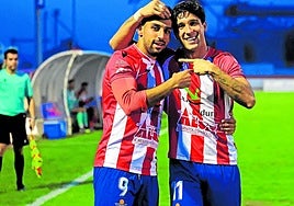 Osama celebra su gol junto al delantero valenciano Borja Domingo.