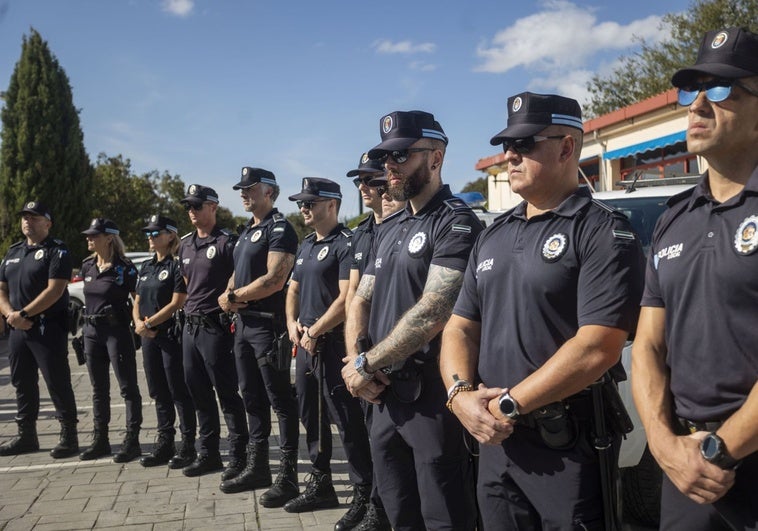 Agentes de la Policía Local de Cáceres que han partido a Valencia este domingo.