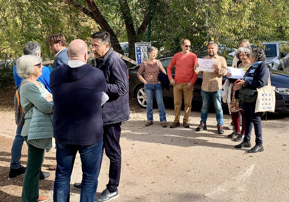 Imagen principal - Arriba, los concejales dan explicaciones a los colectivos que se oponen al proyecto. Debajo, una imagen de la protesta. Sobre estas líneas, una imagen de la obra de ampliación del parking.