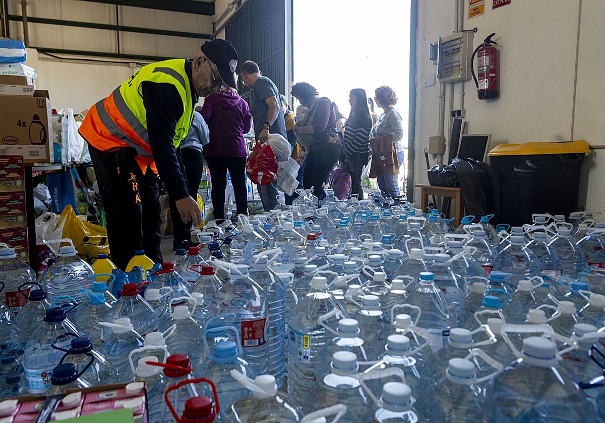 Cáceres llena cuatro naves de productos para enviar a los afectados de la DANA