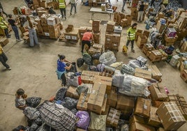 La ayuda material ha comenzado a llegar a los pabellones de Ifeba este lunes.