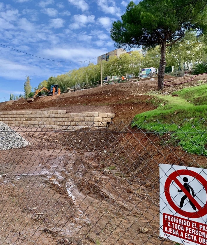 Imagen secundaria 2 - Arriba, los concejales dan explicaciones a los colectivos que se oponen al proyecto. Debajo, una imagen de la protesta. Sobre estas líneas, una imagen de la obra de ampliación del parking.