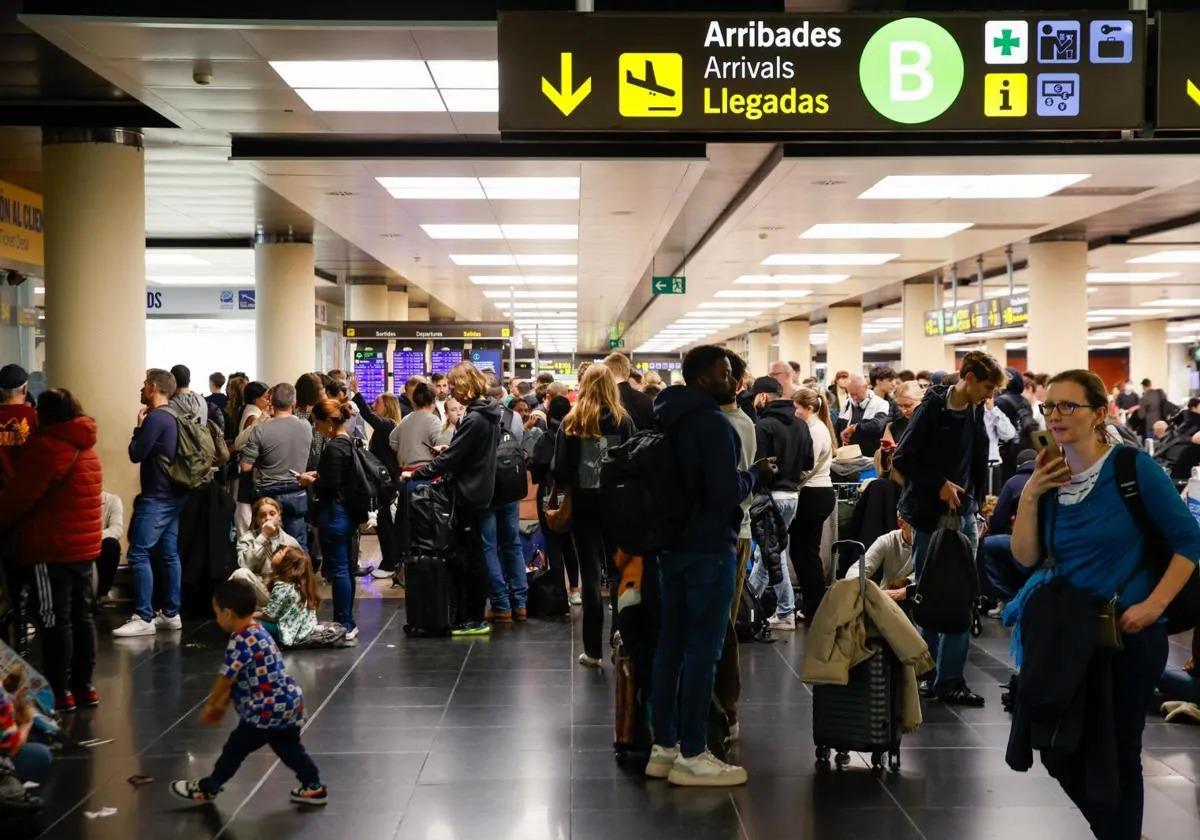 Varias personas en el aeropuerto de Barcelona-El Prat este lunes.