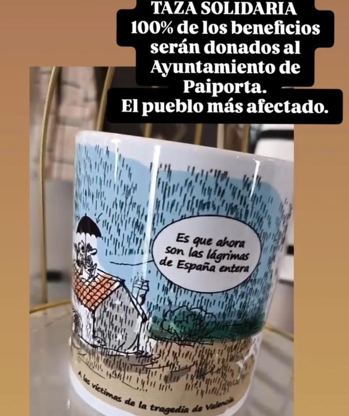 Imagen secundaria 2 - Arriba, grupo de voluntarias, este lunes, clasificando y emaquetando ropa. Abajo, a la izquierda, primeros palés y cajas de productos. A la derecha, taza solidaria que se pondrá en venta.