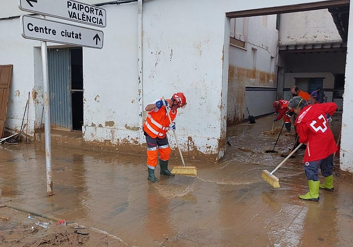 Imagen principal - Así trabajan los efectivos extremeños en la &#039;zona cero&#039;