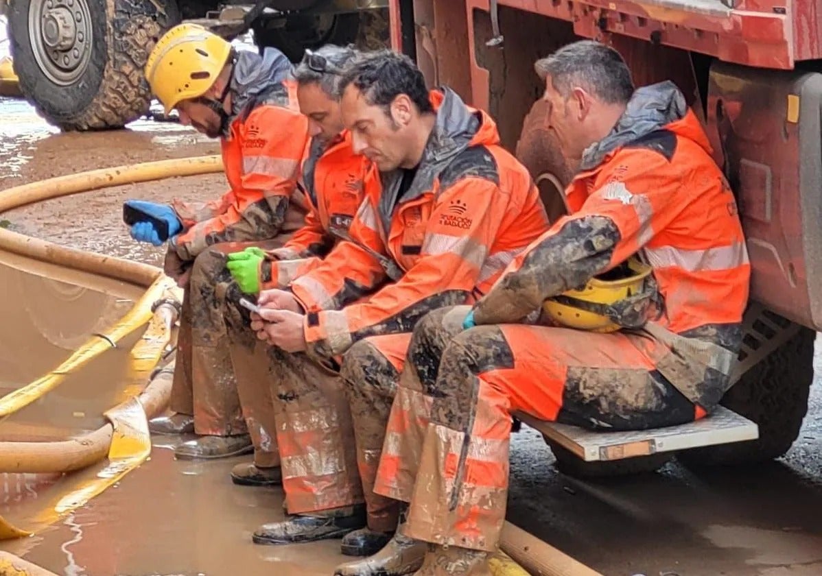 Así trabajan en Valencia los bomberos de la Diputación de Badajoz