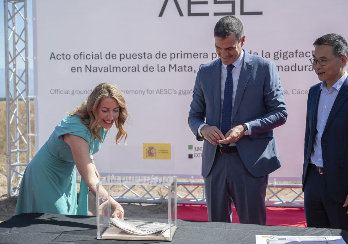 María Guardiola, con Pedro Sánchez, este verano, en la colocación de la primera piedra de Envision en Navalmoral de la Mata.