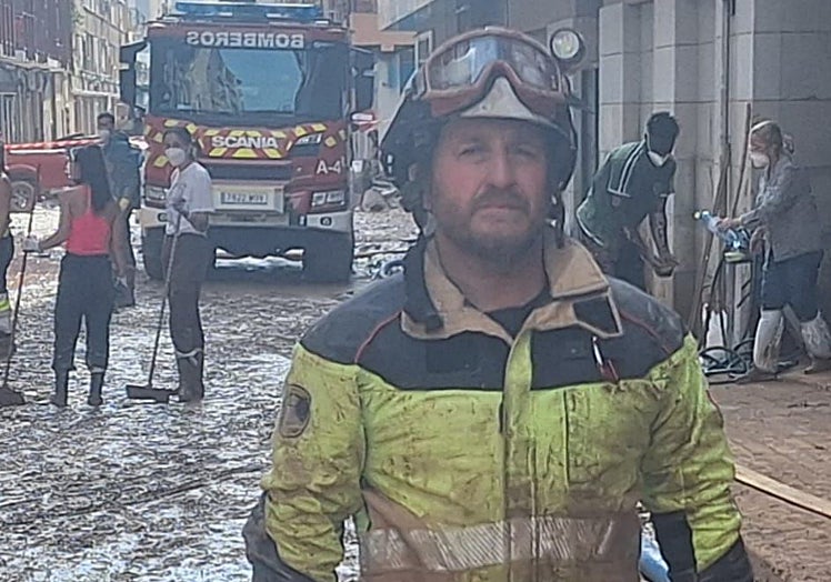 José Motera en una de las calles de Catarroja.