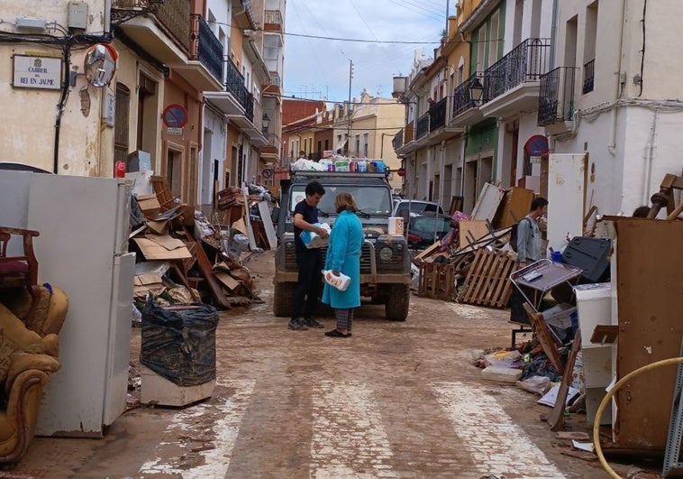 Pedro y José: «¿Pañales, fregonas, detergente? Lo que la gente nos va pidiendo nosotros se lo traemos»