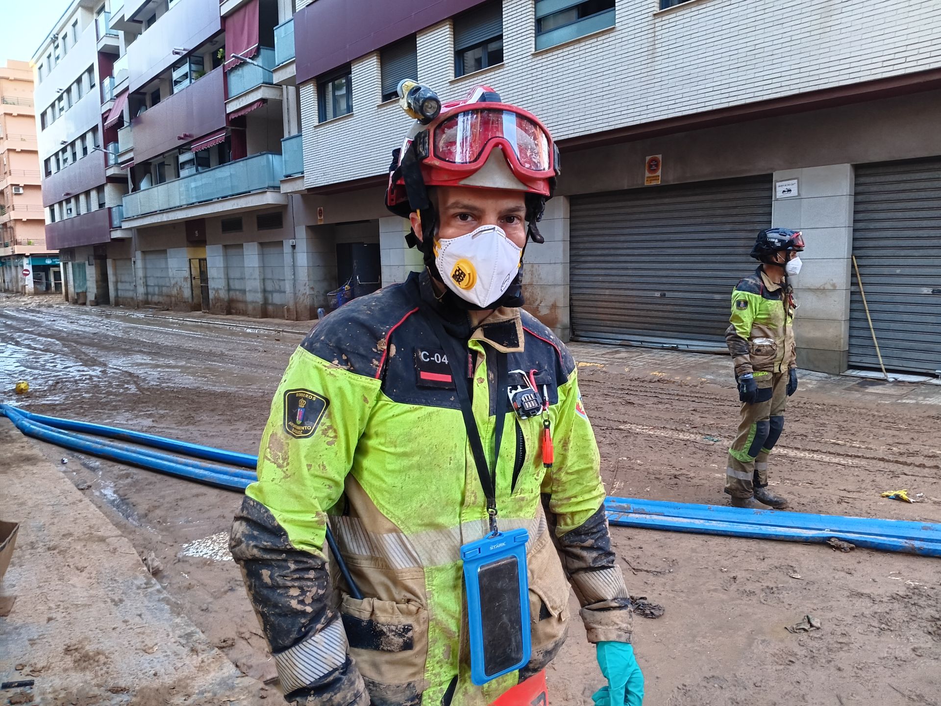 Así trabajan los bomberos y policías de Extremadura contra el barro en Catarroja