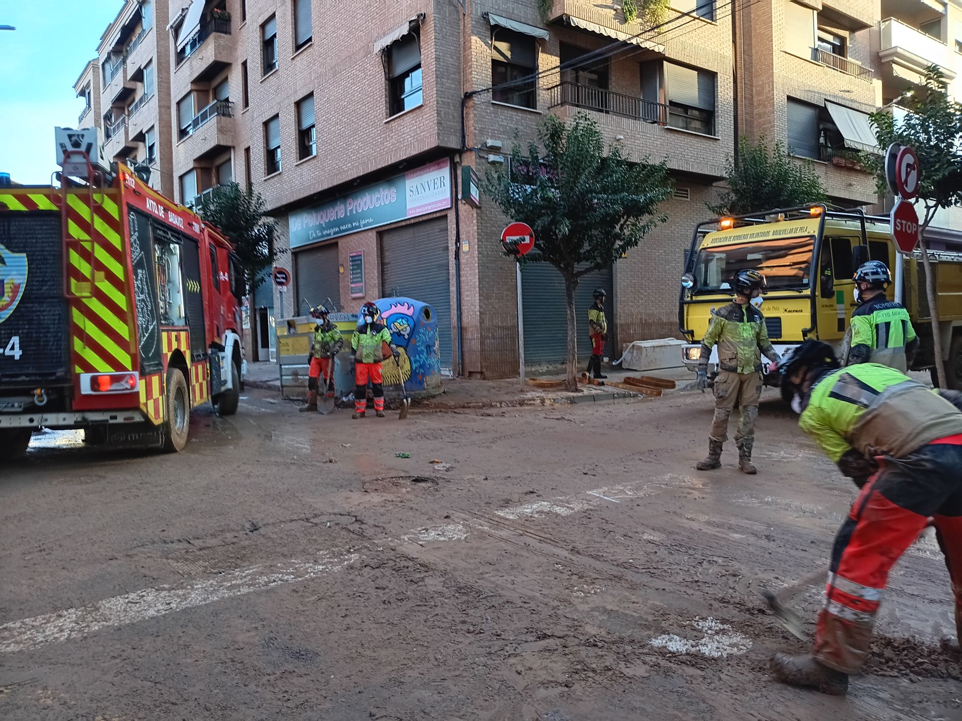 Así trabajan los bomberos y policías de Extremadura contra el barro en Catarroja