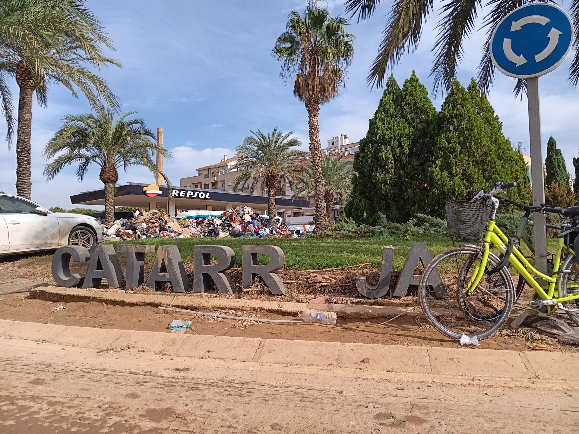 Así trabajan los bomberos y policías de Extremadura contra el barro en Catarroja