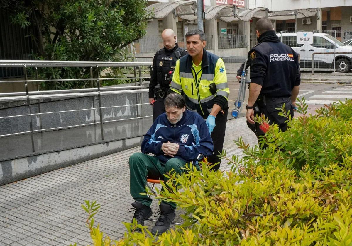 El acusado, a su salida de la Audiencia de Badajoz tras escuchar el veredicto del jurado la semana pasada.