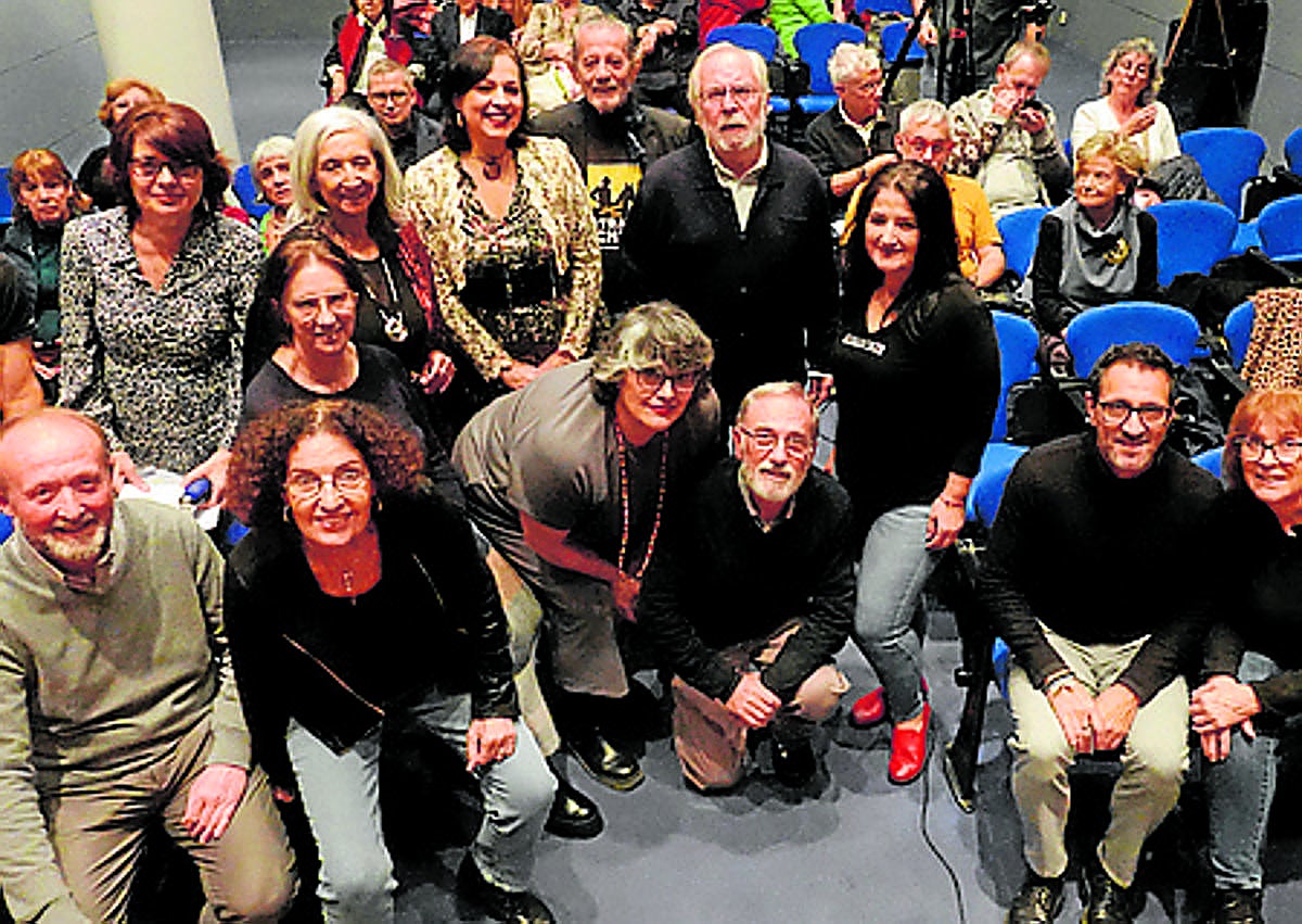 Imagen secundaria 1 - Noviembre se ve en Badajoz a través negativos y con premio