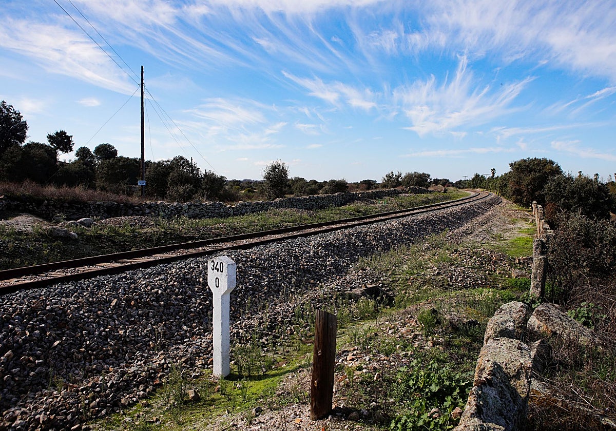 Línea ferroviaria convencional de vía única entre Cáceres y Valencia de Alcántara.