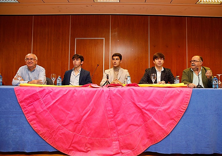 Charla con novilleros en el Hotel Extremadura.