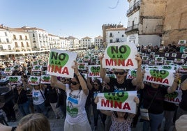 Protesta en la Plaza Mayor el pasado mes de junio contra la declaración de la mina de Valdeflores como proyecto de interés autonómico.