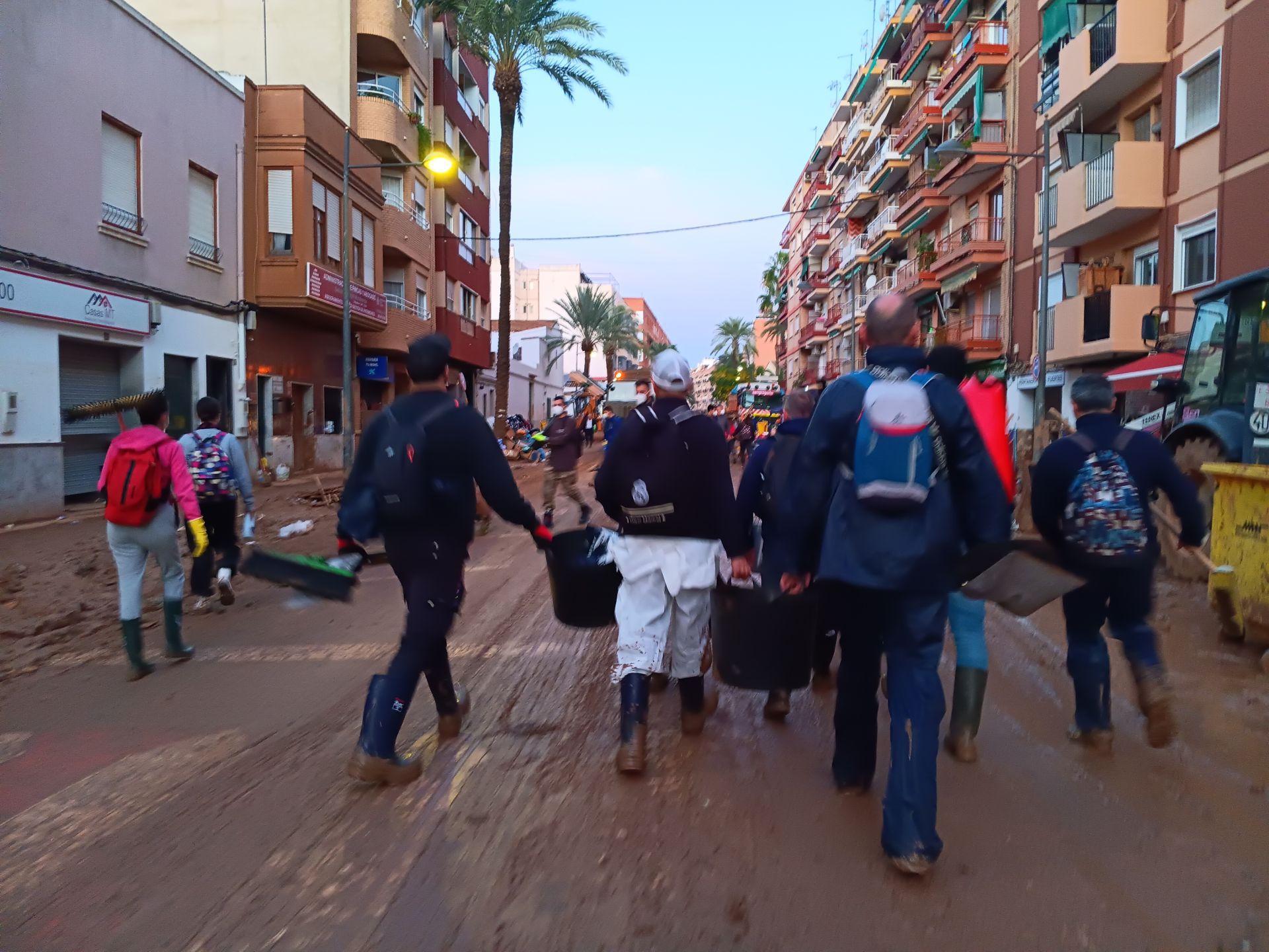 HOY recorre las calles de Paiporta: del fango a los cementerios de coches