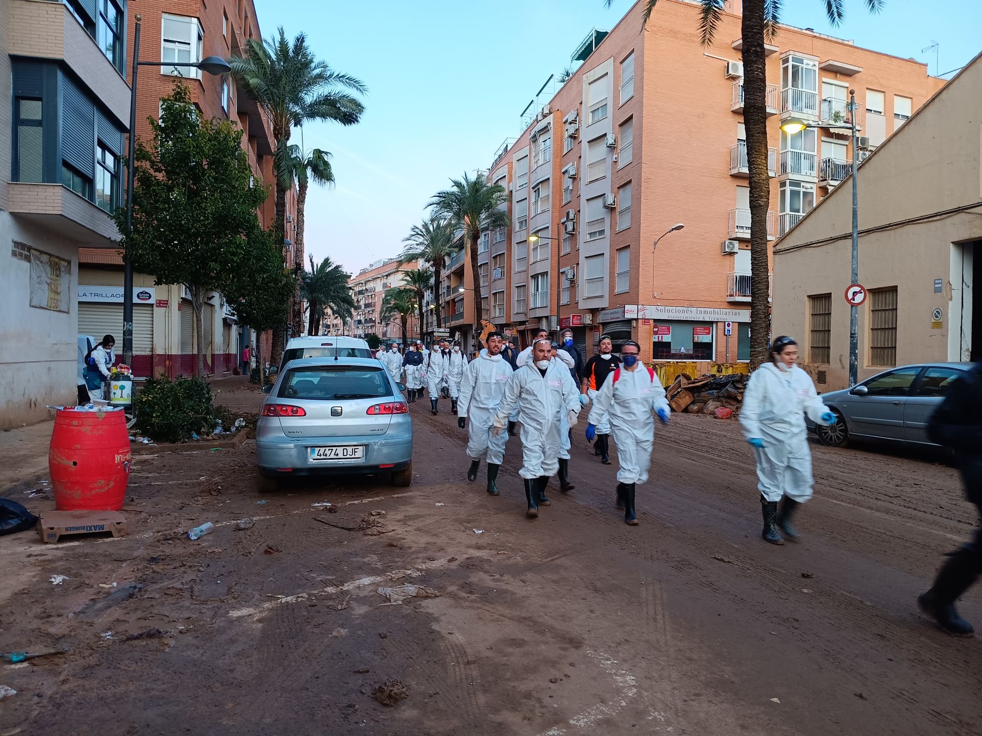 HOY recorre las calles de Paiporta: del fango a los cementerios de coches